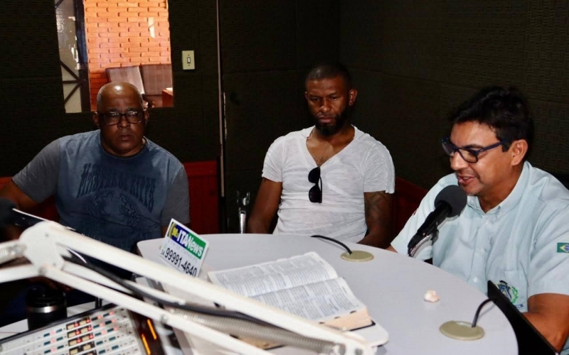 Secretário de Esporte, Dininho, subsecretário Claidson Oliveira e o jogador Alcides participaram do Jornal da Itanews FM