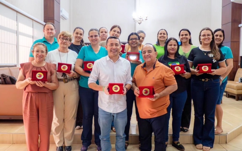 Diretores e supervisoras recebem homenagem pela conquista do Selo Ouro da Educação 