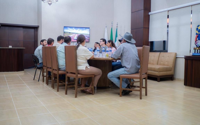 Prefeito apresenta balanço do segundo mandato e projetos em andamento aos vereadores