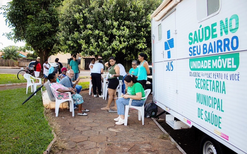 Saúde no Seu Bairro leva atendimentos e realiza vacinação contra a gripe na Praça da Cohab em Itapagipe 