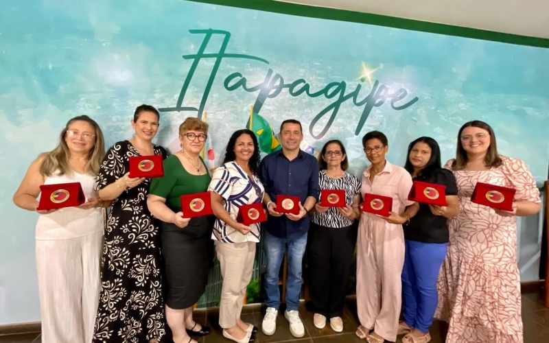 Diretores recebem das mãos do prefeito réplica do Selo Ouro da Alfabetização