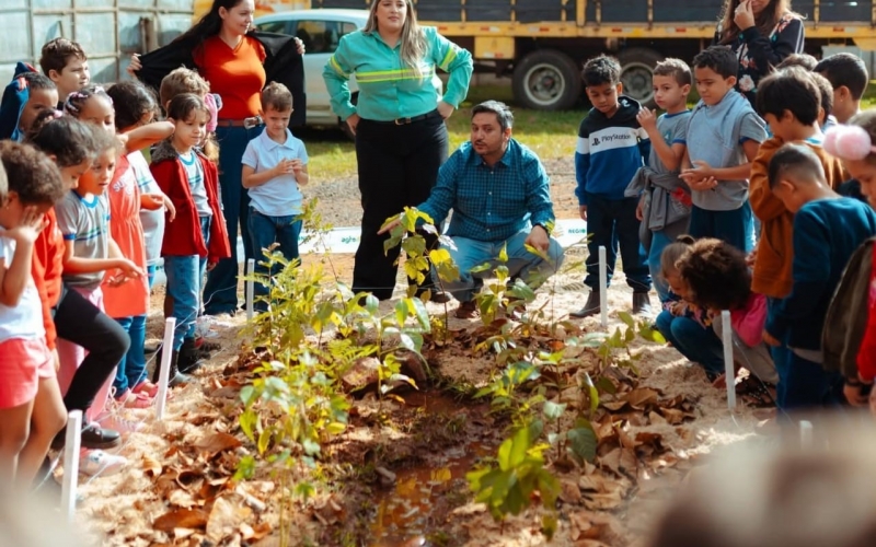 Prefeito Ricardo Garcia acompanha alunos em visita ao espaço AGRO KIDS na Expoíta 2025