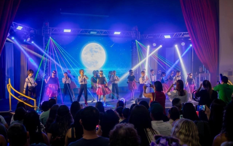 Alunos da Escola Gil Brasileiro da Silva revivem clássicos musicais e emocionam público