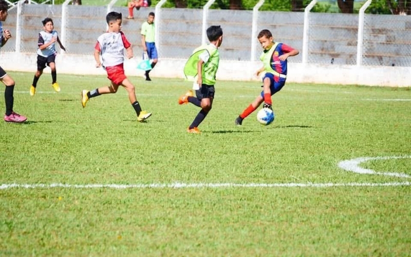 Secretaria Municipal de Esporte informa que as aulas das escolinhas de futebol de campo terão início nesta terça-feira