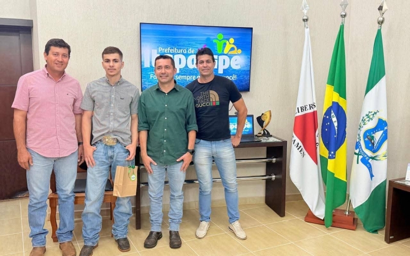Prefeito e vice recebem jovem campeão de rodeio da Expoita 2025 em Itapagipe