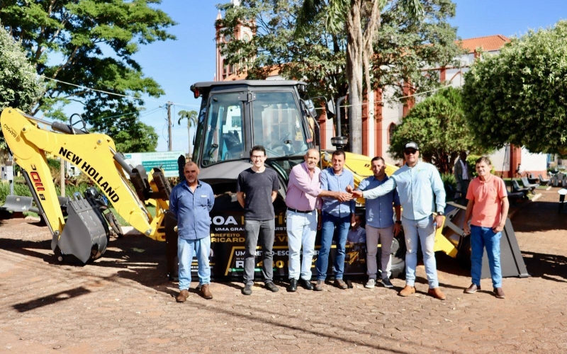 Prefeitura realiza entrega de retroescavadeira para reforço da infraestrutura urbana e rural de Itapagipe