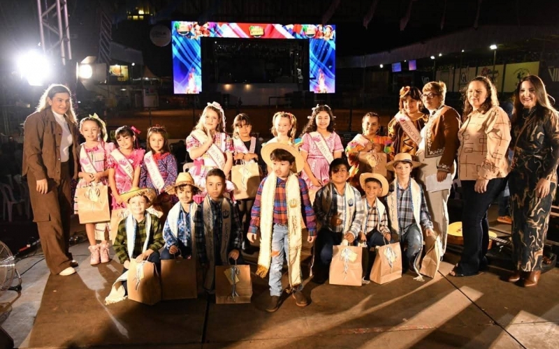 Rei e Rainha do Arraia do Lageado 2025 são coroados em celebração da Escola Gil Brasileiro