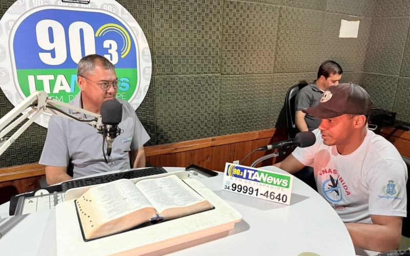 Agente de Endemias Erik Perkys orienta população sobre cuidados contra a dengue em entrevista na Itanews FM