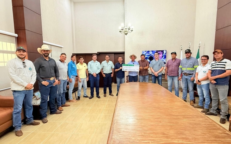 Prefeitura e Câmara reforçam parceria com o Sindicato Rural com entrega de cheque simbólico