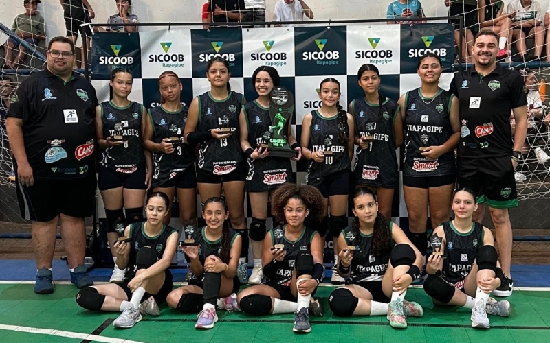 João Menezes visita prefeito Ricardo e ganha homenagem pelos 90 anos