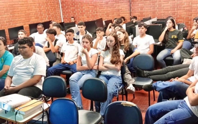 Secretaria Municipal de Saúde leva palestra para estudantes da Escola Estadual Santo Antônio
