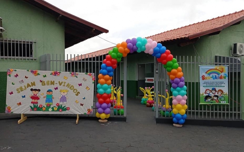 Após quase dois anos de ensino remoto e híbrido devido à pandemia da Covid-19, iniciaram-se nesta segunda-feira, 07 