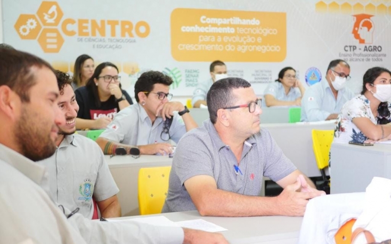 Secretários e servidores municipais participaram de um treinamento a respeito da nova lei da licitação.