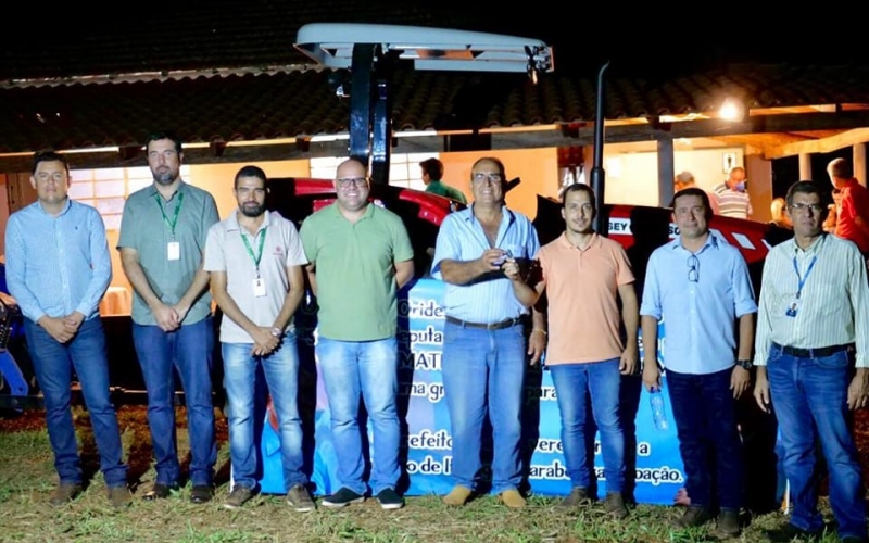 Aconteceu na tarde de ontem, 24 de março, a entrega de um trator com grade na comunidade 