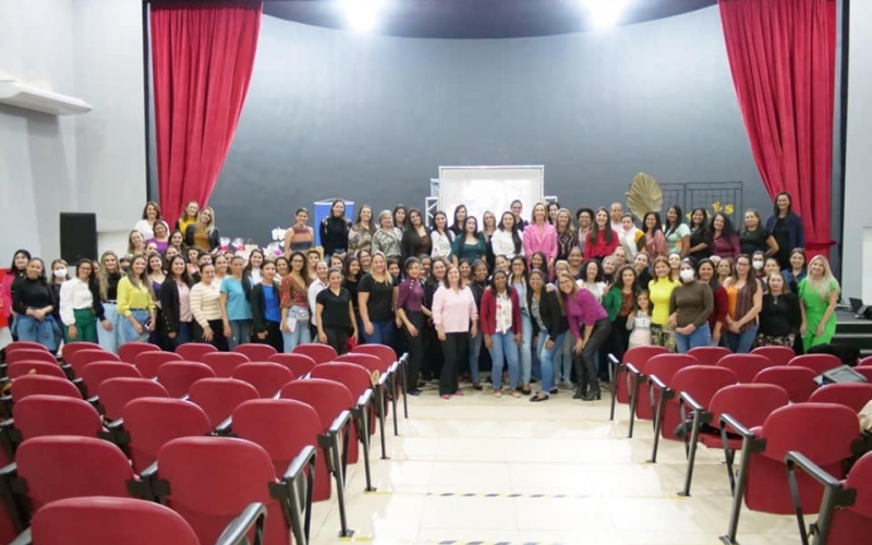Aconteceu no Centro de Eventos a Palestra LIDERANÇA FEMININA ministrada pela Mentora Tati Miranda