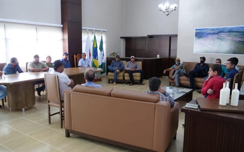 O prefeito Ricardo Garcia reuniu-se nesta tarde, 24 de maio, com motoristas responsáveis pelo transporte escolar