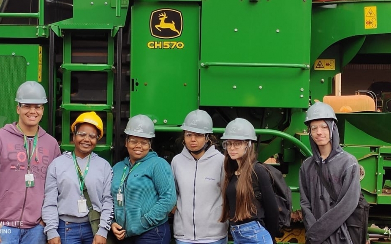 Integrantes do Jovem Aprendiz, tiveram nessa semana, aulas sobre o funcionamento e a utilidade de uma colhedora de cana