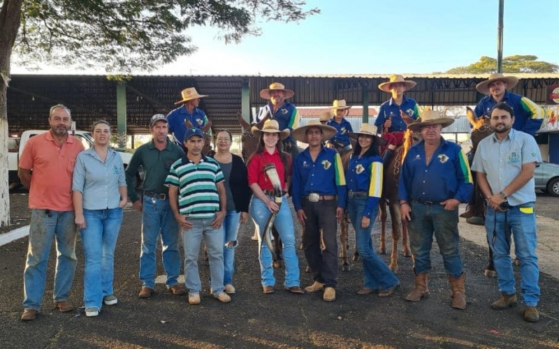 Um grupo de muladeiros vindo de Poconé-MT, pernoitou em Itapagipe e segue em romaria para Aparecida do Norte