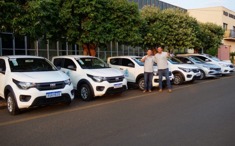 Nesta segunda-feira, 12 de setembro, foram entregues 06 carros 0Km para as Secretarias Municipais 