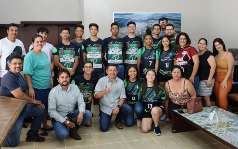 Prefeito recebe atletas das escolinhas de voleibol