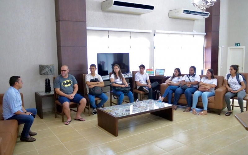 O prefeito Ricardo Garcia recebeu nesta manhã, 10 de novembro, alunos da Escola Estadual Alonso de Morais Andrade