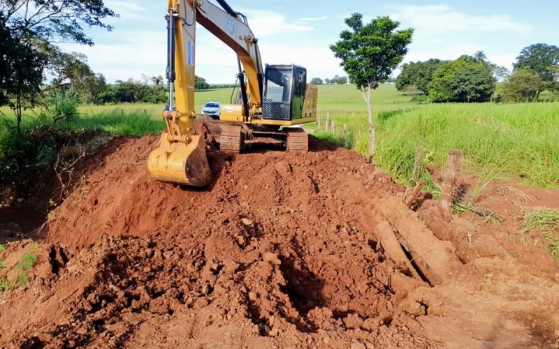 O Secretário de Governo, Luiz Gustavo, esteve visitando a reconstrução do aterro e o encabeçamento da ponte do Jarbas (B