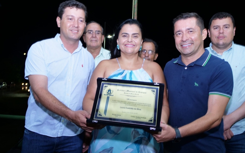 Na noite de sexta-feira, dia 17 de novembro, aconteceu a inauguração da revitalização da Praça Dona Laura