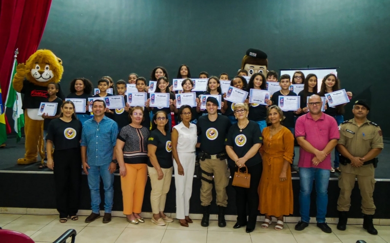 FORMATURA DO PROERD LOTA O CENTRO DE EVENTOS