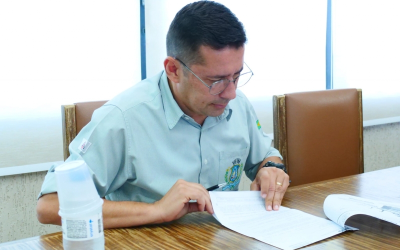 O prefeito Ricardo recebeu moradores da rua Senhorinha Ferreira Garcia para dar a boa notícia que há tempos era esperada