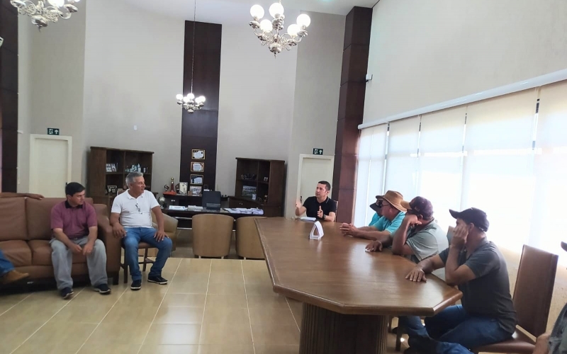 O prefeito Ricardo Garcia recebeu os colaboradores que atuam no transporte escolar