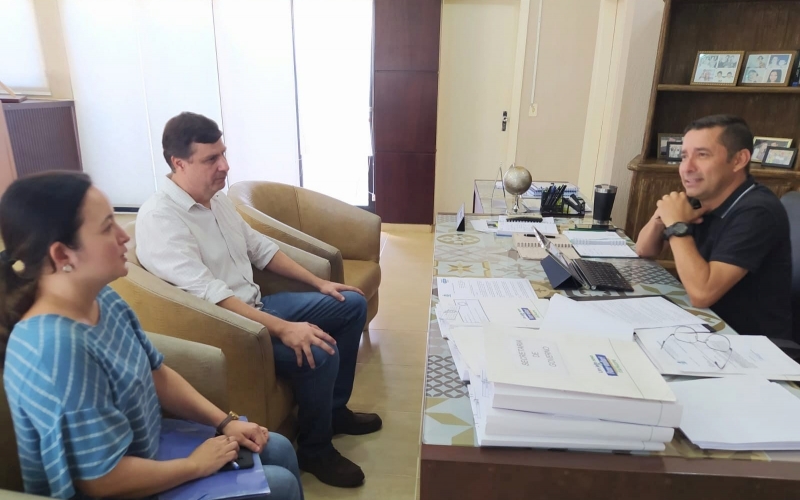 O prefeito Ricardo Garcia recebeu na tarde desta quinta-feira, 18 de janeiro, o servidor do IMA Rivelino