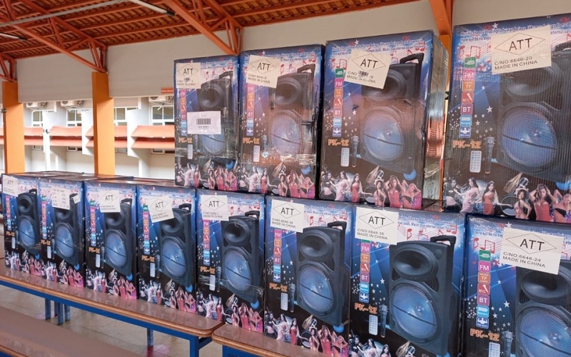 Chegaram nessa quinta-feira, dia 18 de novembro, 12 caixas de som para a Escola Municipal Gil Brasileiro