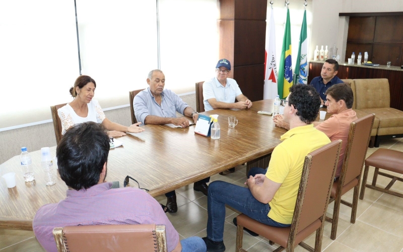 Prefeito Ricardo Garcia recebe vereadores  no gabinete 